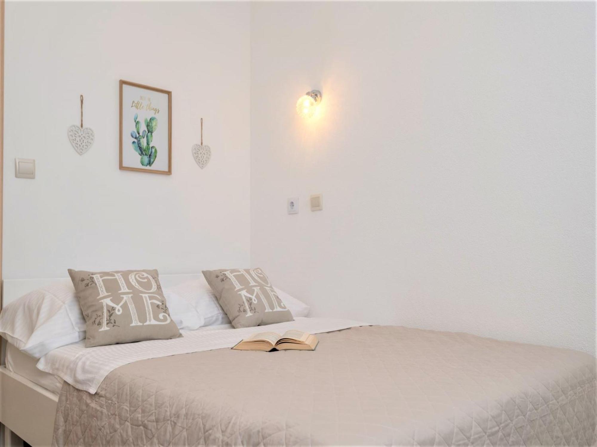 Apartmani Livaja Plano Rum bild