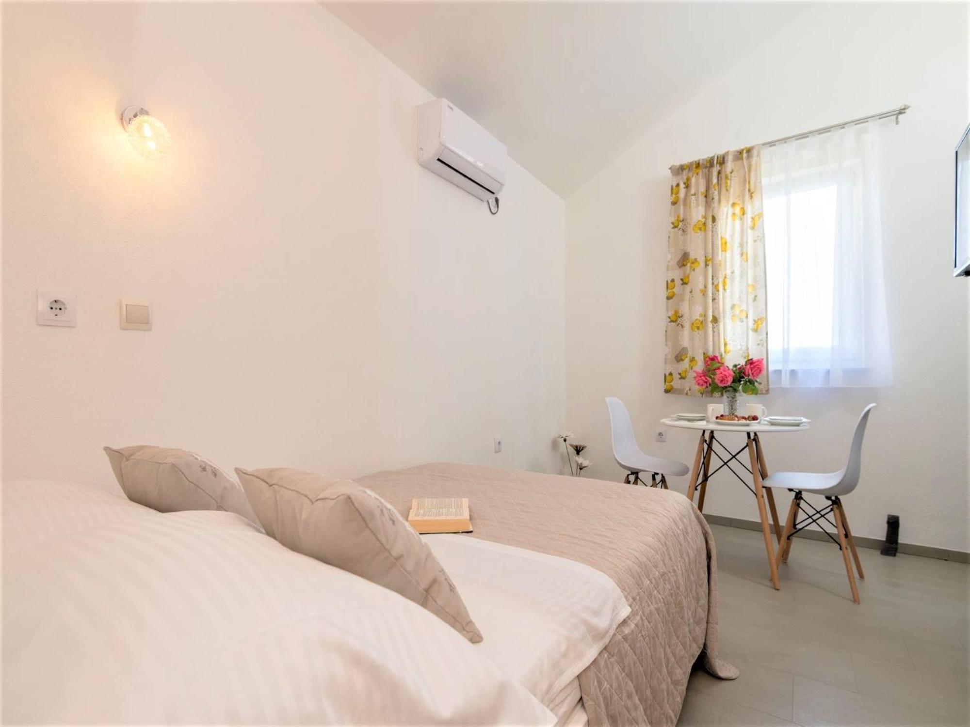 Apartmani Livaja Plano Rum bild